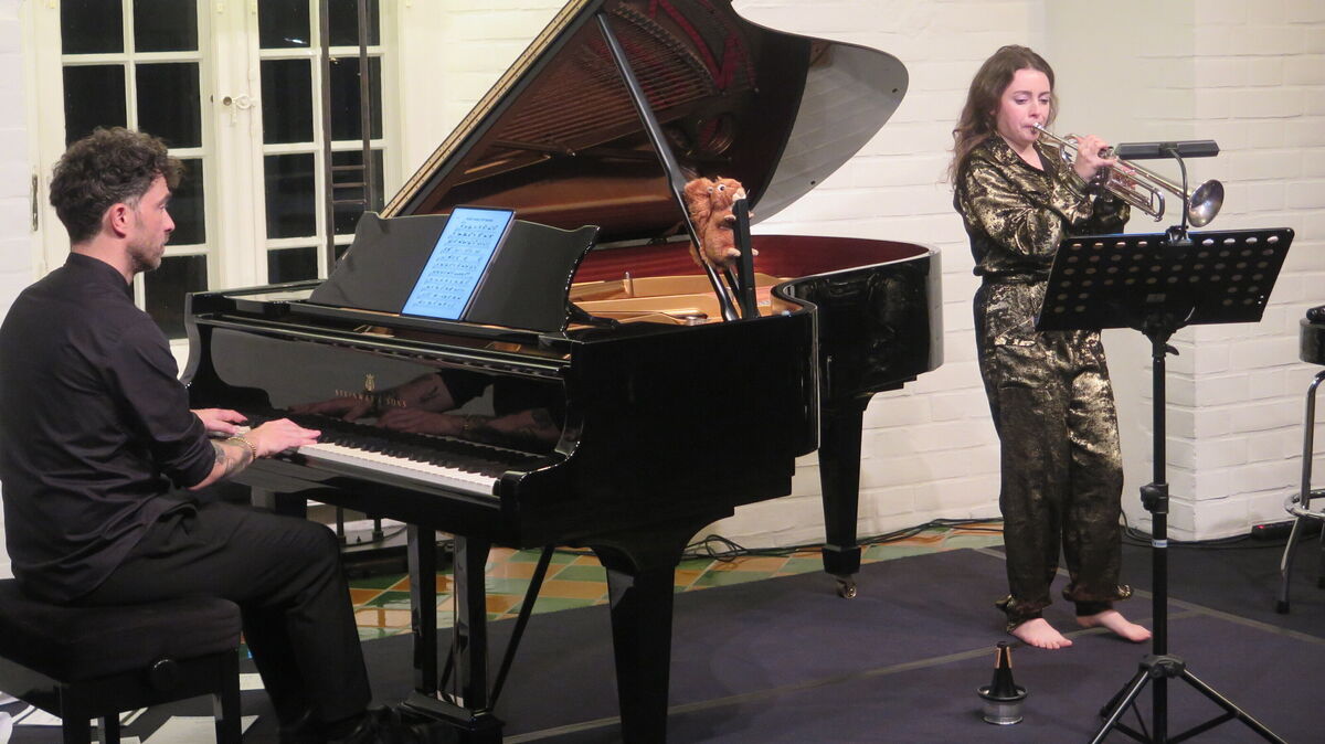 Weil sie so die Schwingungen besser spüren kann, spielt sie barfuß: die französische Trompeterin Lucienne Renaudin Vary. Am Flügel des Schlosses Ritzebüttel: Pianist Tim Allhoff. Foto: Cordes