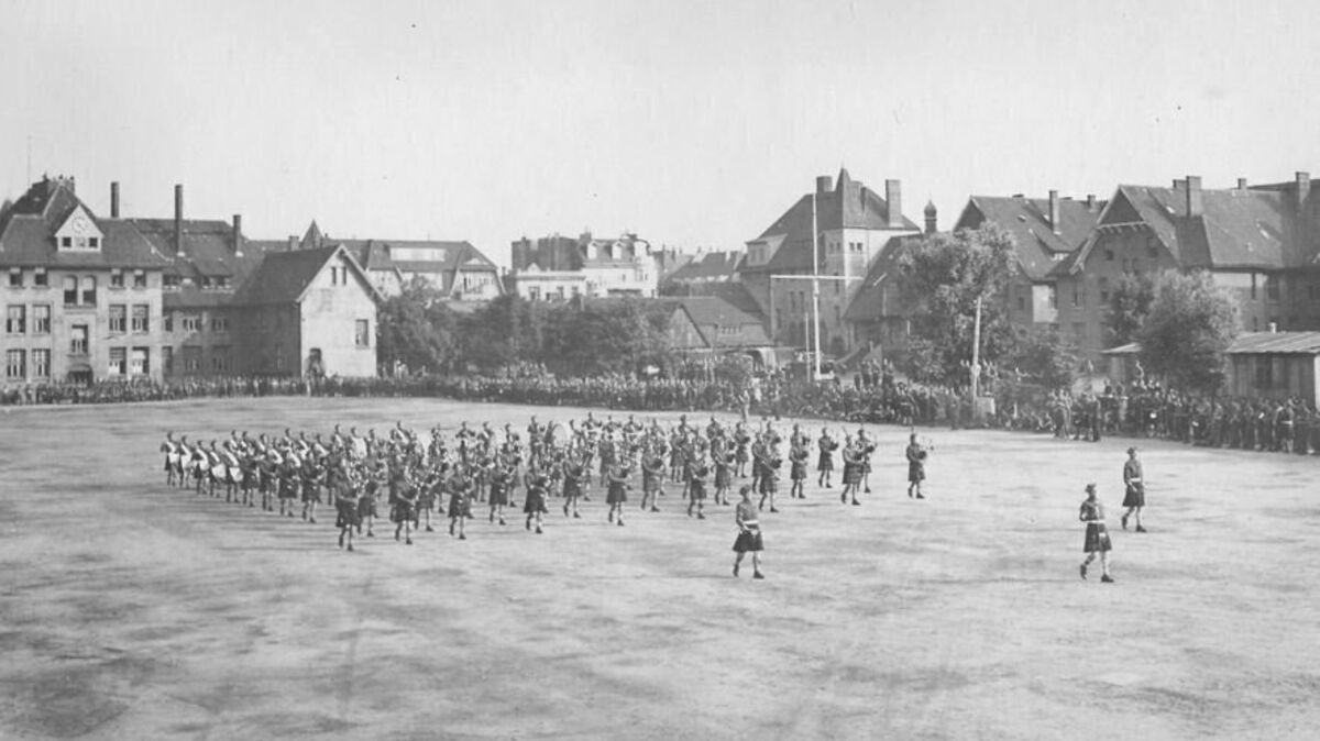 Die Seaforth Highlanders of Canada beim Dudelsack-Spielen und Marschieren in der Grimmershörn-Kaserne. Foto: Website Pipes for Freedom