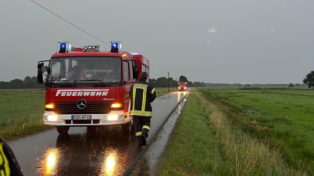 Nach dem Blitzeinschlag in der Straße Am Balksee in Wingst sicherten die Einsatzkräfte die Gefahrenstelle. Foto: Jürgen Lange