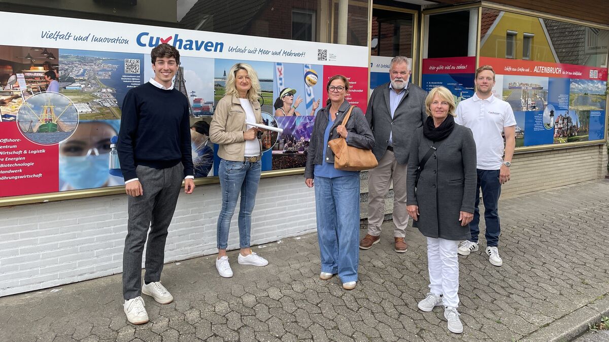 So kann es aussehen, wenn gähnend leeren Schaufensterfronten Leben eingehaucht wird: Adrian Pietsch, Hilke von der Reith, Marina Sandt, Olaf Raffel, Anne Grycan und Hauke Knust (Agentur für Wirtschaftsförderung, v.l.) vor der ehemaligen Rehwaldt-Fassade in der Langen Straße in Altenbruch. Foto: Reese-Winne