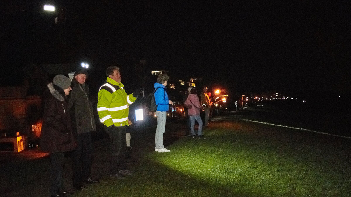 Auf der Deichkrone sammelten sich gegen 17.30 Uhr die Teilnehmer. Foto: Koppe