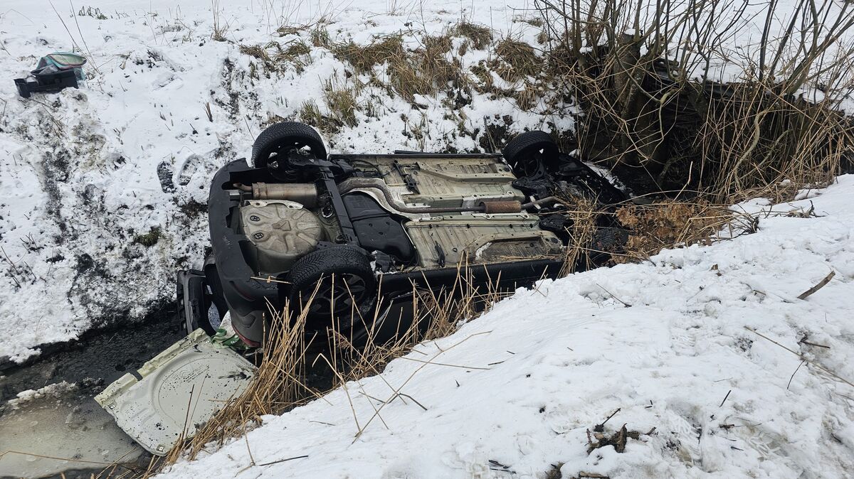 Das Auto der 43-jährigen Autofahrerin landet auf dem Dach liegend in einem tiefen, wasserführenden Fleet. Foto: Lange
