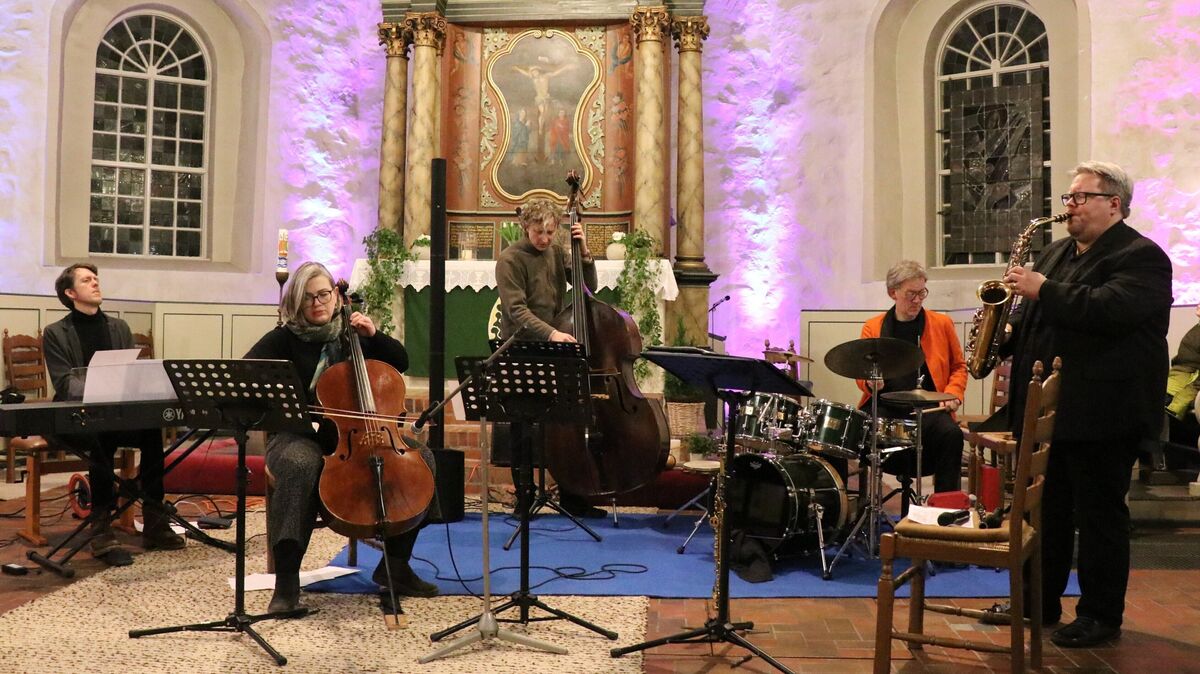 Saxofonist Uwe Steinmetz (rechts) und sein „Listening Quintett“ stellten eindrucksvoll unter Beweis, wie gut Jazz, Religion und Spiritualität zusammenpassen. Foto: Mangels
