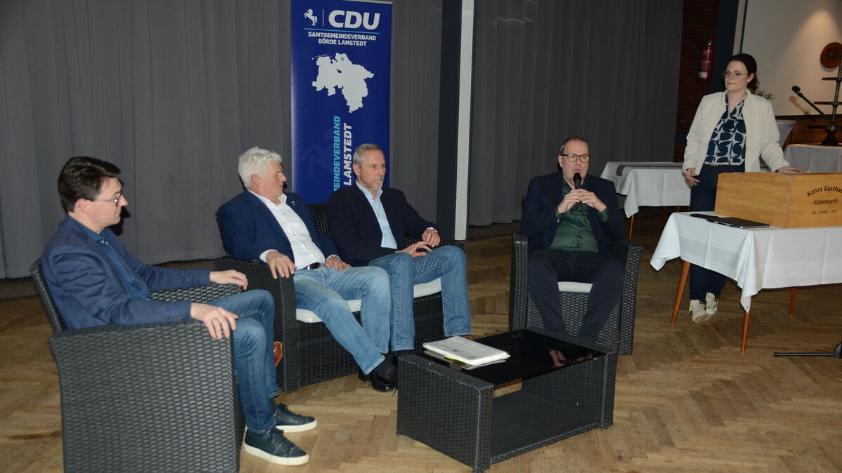 Die Vorsitzende der CDU Börde Lamstedt, Ann-Katrin Lafrenz mit Landrat Thorsten Krüger, Heiko Roß und Uwe Leonhardt (UMaAG) und dem Bundestagsabgeordneten Christoph Frauenpreiß (v.r.). Foto: Rohde