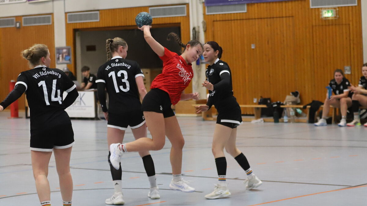 Sarah Linh Giesche hat die Oldenburger Abwehr ausgetrickst und markiert in dieser Szene einen ihrer insgesamt drei Treffer. Foto: Witthohn