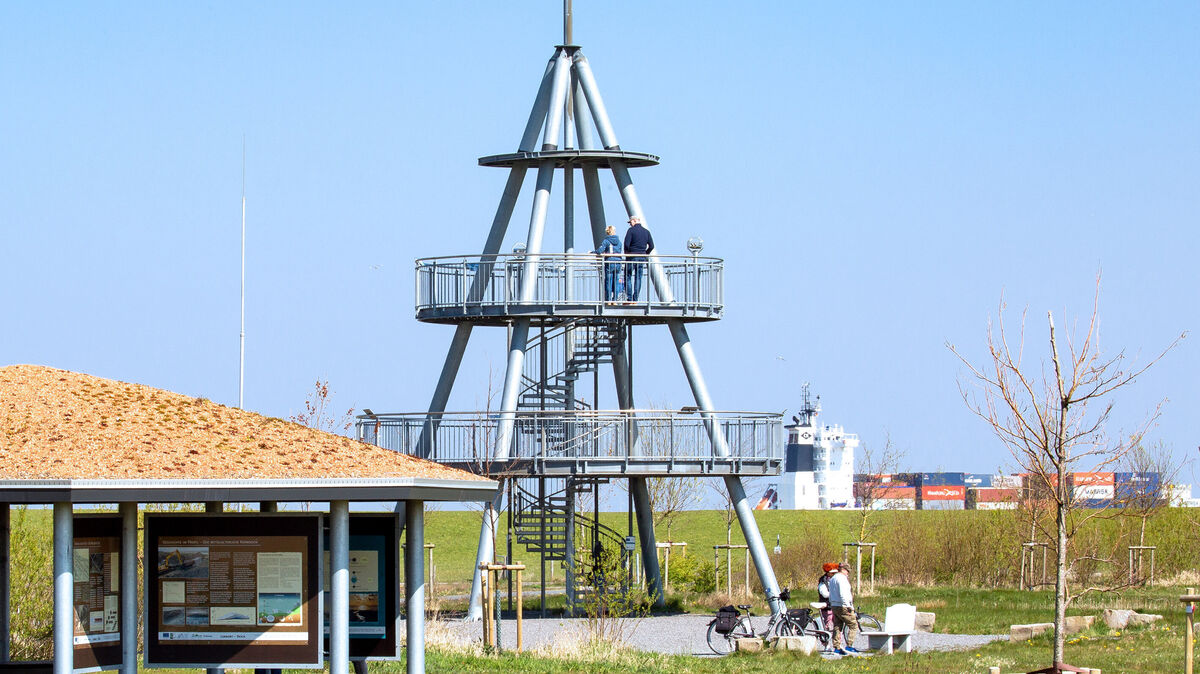 Der Aussichtsturm in Altenbruch ist ein beliebter Punkt für eine kurze Pause auf dem Elberadweg sowie für Spazierende. Foto: Nordseeheilbad Cuxhaven GmbH