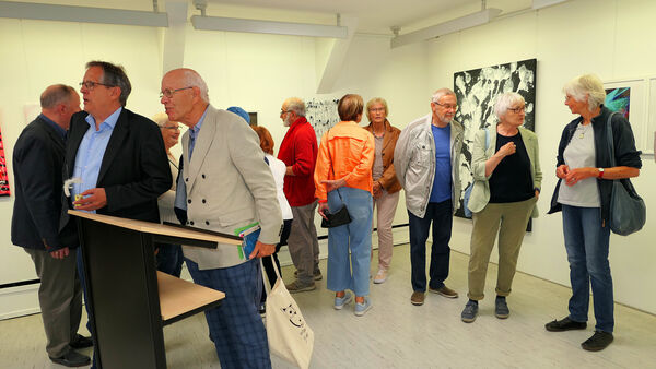 Quadrat-Ausstellung in Otterndorf zeigt kreative Interpretationen von Leichtigkeit