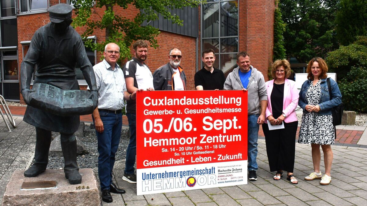 Der "Zementpacker" bekommt am 5. und 6. September reichlich Gesellschaft: Tausende Besucher werden bei der Cuxland-Ausstellung auf dem Rathausplatz erwartet. Bei der Unternehmergemeinschaft und der Stadt, deren Repräsentanten sich in dieser Woche zu einem gemeinsamen Gespräch trafen, laufen die Fäden bei der Organisation zusammen. Foto: Schröder