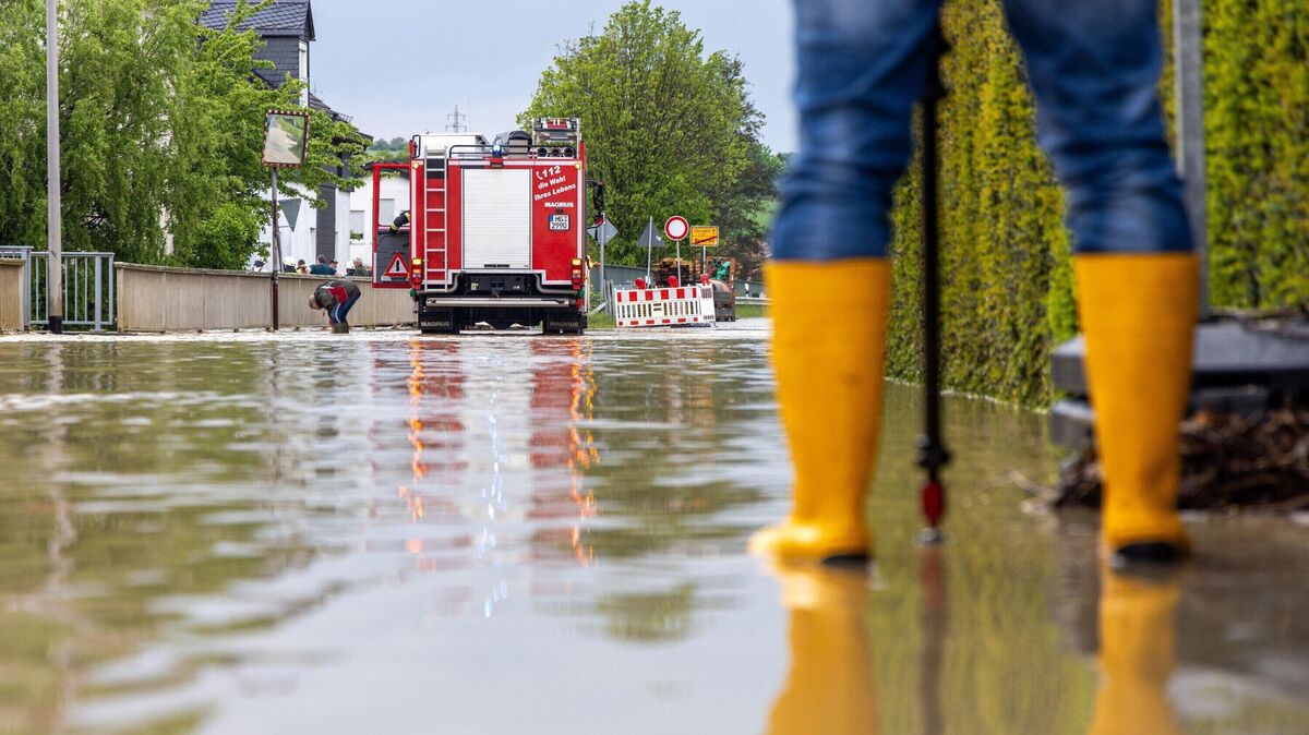 Starkregen sorgt immer wieder auch im Kreis Cuxhaven für Einsätze der Feuerwehren. Dürfen Kommunen dabei tatenlos zuschauen? Oder können sie auch präventive Maßnahmen hinsichtlich der möglichen Auswirkungen ergreifen? Foto: Jan Eifert/dpa