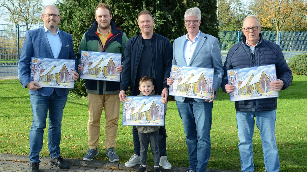 Der neue Rotary-Adventskalender ist da. Präsentiert wird er (v.l.) von Normen Herting (Rotary Club Otterndorf-Land Hadeln), Künstler Nils Mette, Domenik Meyer mit Sohn Moritz (Touristik Schröder), Rotary-Präsident Markus Wesjohann und Reinhard Hagenah (Rotary Club). Foto: Rohde