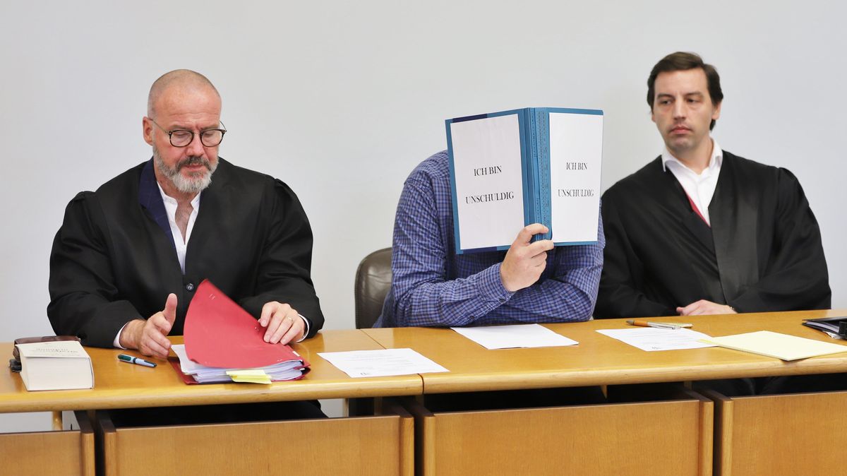 "Ich bin unschuldig": Der Angeklagte (46), hier zwischen seinen Verteidigern Mathias Huse (links) und Jacob Schwieger vor Prozessbeginn im Kieler Landgericht, verbirgt sein Gesicht vor den Kameras der Medienvertreter. Foto: Thomas Geyer
