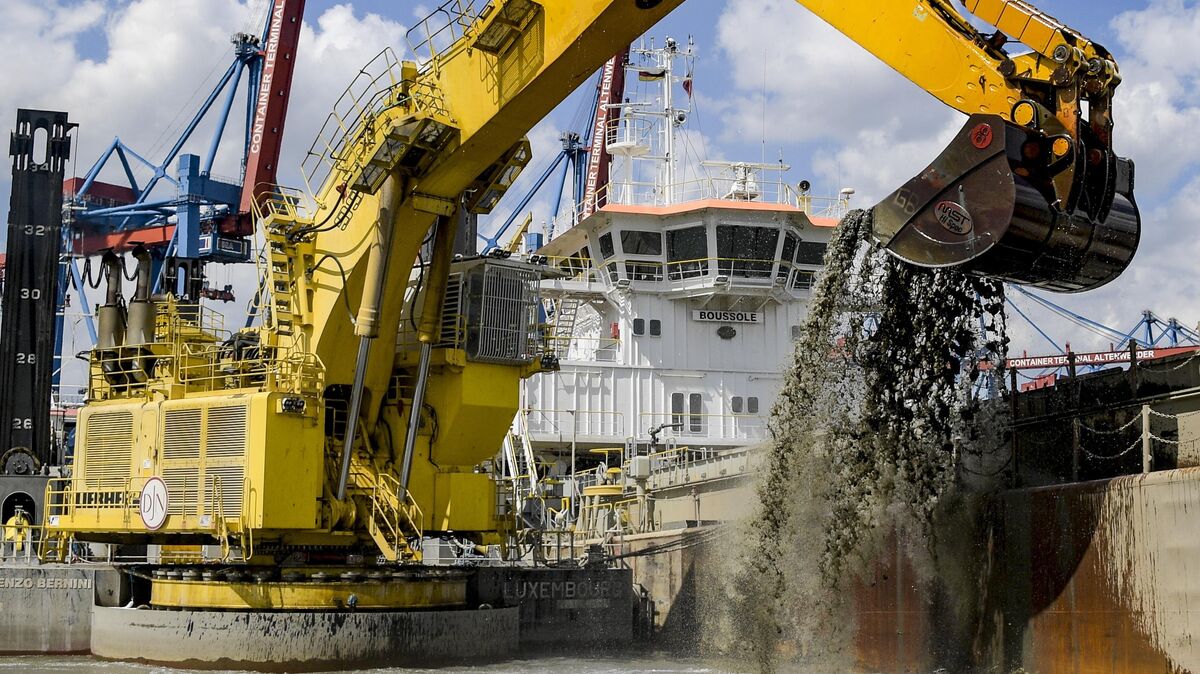 Ein Bagger holt Schlick aus einem Hafenbecken in Hamburg. Nachdem der Plan, Sediment aus Hamburger Gebiet bei Scharhörn zu verklappen, vorerst gestoppt wurde, fordern regionale Umweltinitiativen, auch die Verklappungen am Neuen Lüchtergrund vor Cuxhaven einzustellen. Foto: Heimken / dpa