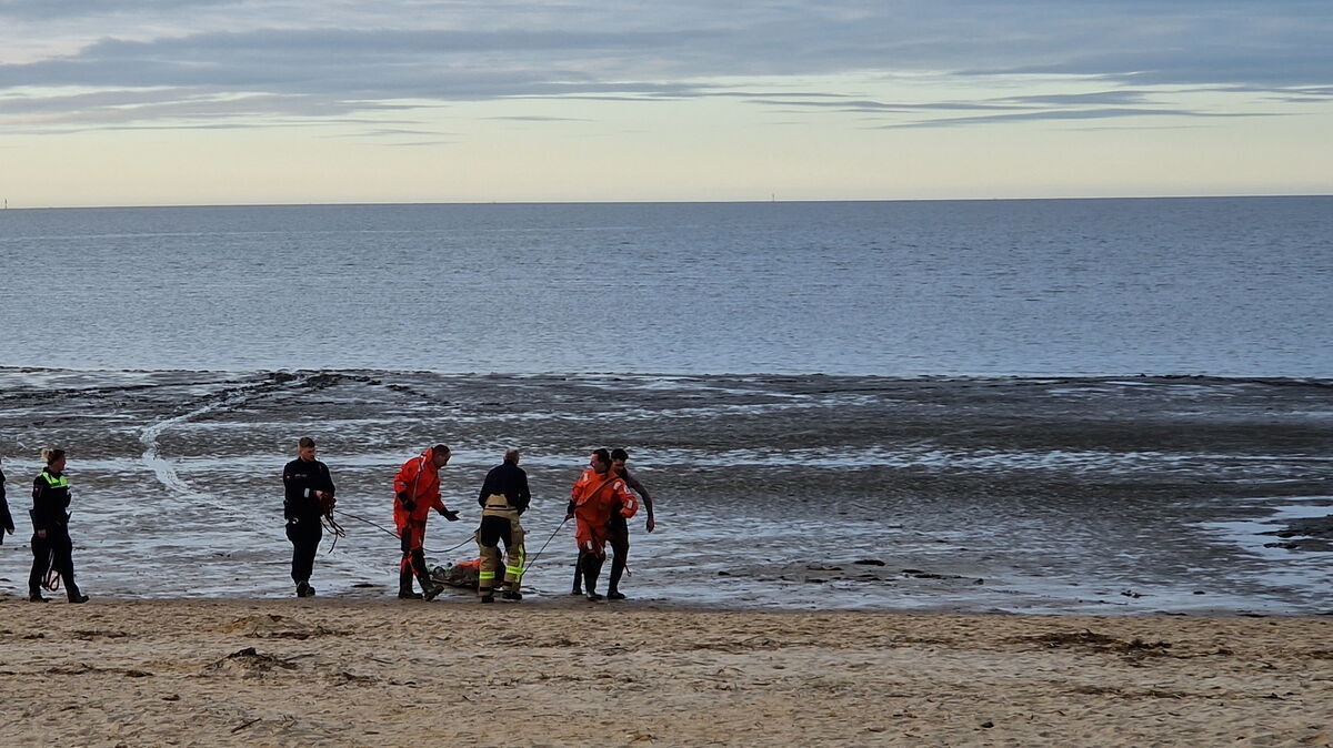 Auf einem Rettungsbrett wird die Frau aus dem Watt gezogen. Foto: Feuerwehr