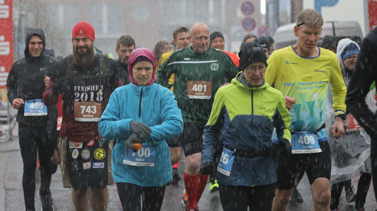 Im vergangenen Jahr fiel der Start einiger Läufe beim Cuxhaven Marathon ins Wasser. Sonntag hoffen die vielen Teilnehmer auf deutlich bessere Bedingungen. Foto: Unruh