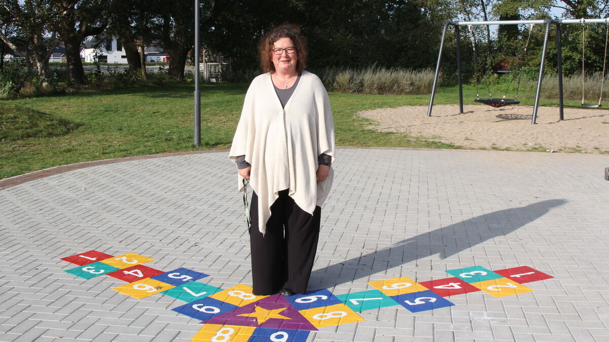 Schulleiterin Sandra Marczyschewski freut sich, dass die Umgestaltung des großen Schulhofs fast fertig ist. Gerade sind die Markierungen für verschiedene Spiele auf den Untergrund aufgetragen worden. Fotos: Reese-Winne