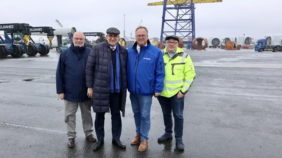 Auf Rundtour zu den Hotspots im Cuxhavener Hafen: Schließlich soll Staatssekretär Matthias Wunderling-Weilbier (2.v.l.,hier mit Peter Miesner (l.) Uwe Santjer (3.v.l.) und Jürgen von Ahnen (r.), in Hannover und Brüssel authetisch über das Geschehen berichten können. Foto: Stadt Cuxhaven