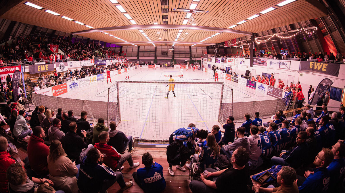 Tolle Stimmung und spannende Partien - der Masters-Cup ist das größte Hallenfußball-Ereignis der gesamten Region. Auch im kommenden Jahr wird das Endrundenturnier in der Rundturnhalle ausgetragen. Foto: Keck