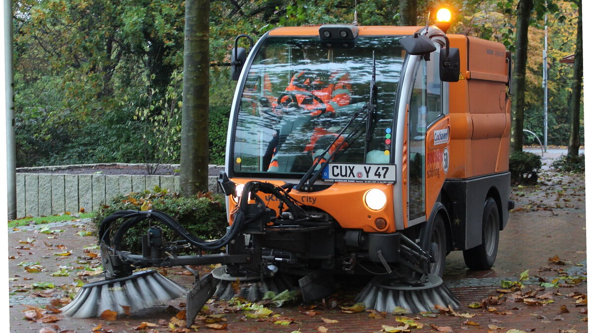 Hier im Bereich der Bahnhofstraße/Kaemmererplatz reinigt die Kehrmaschine zweimal pro Woche. In vielen Straßen der Stadt Cuxhaven sind allerdings die Anwohner selbst in der Pflicht, für die Sauberkeit der Straßen zu sorgen, mindestens zweimal im Monat. Foto: May