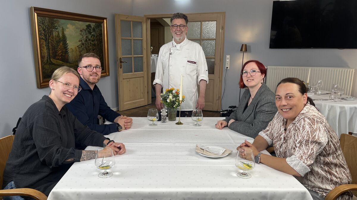 Der Wingster Koch und Hotelier Claus Peter (stehend) beeindruckte die Kolleginnen und den Kollegen mit euro-asiatischer Küche. Der Lohn am Ende der Show waren 42 Punkte und der Sieg der Kochshow "Mein Lokal, dein Lokal". Foto: Just Friends Productions