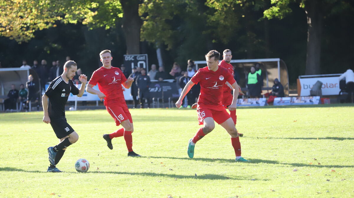 Der Duhner SC (rote Trikots) konnte sich zuletzt gegen den FC Land Wursten mit 3:0 behaupten. Nun reist der Tabellenführer nach Wanna. Foto: Witthohn
