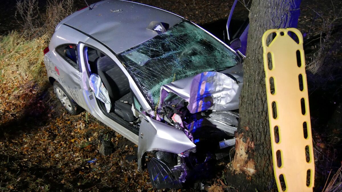 Mit schwerem Rettungsgerät wird der eingeklemmte Fahrer aus seinem völlig demolierten Fahrzeug befreit und an den Rettungsdienst übergeben. Foto: Lange