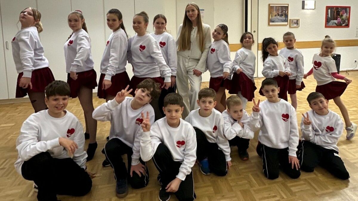 Die Kindertanzgruppe „Umarmen“ bei „Cadenberge hilft“ zeigt sich stolz in ihren neuen einheitlichen Outfits, die mit Spenden aus der Adventsaktion „CN/NEZ-Leser helfen“ beschafft werden konnten. Foto: Cadenberge hilft