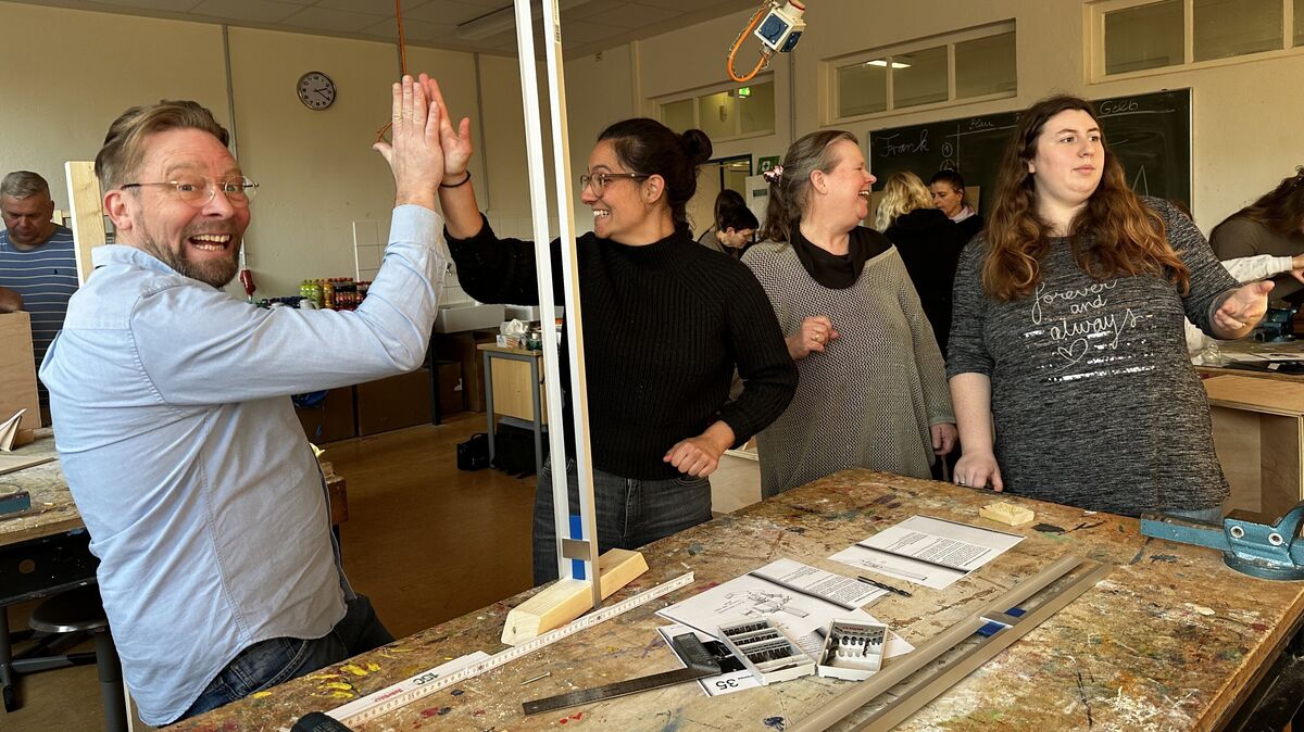 Schulleiter Jesper Freund und Cristina Perez Ramos wirkten erfolgreich als Team beim Aufbau dieser Station, während die Initiatorinnen Anke Dauter-Kaiser und Wiebke Robin (v.l.) den Gesamtüberblick behielten. Fotos: Reese-Winne