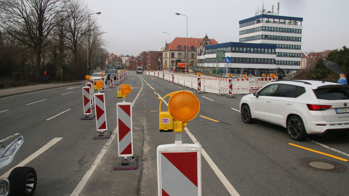 Eng wird's: Auf der Konrad-Adenauer-Allee zwischen Deichstraße und Kapitän-Alexander-Straße steht seit dem 23. März nur noch eine Fahrspur zur Verfügung. Die Baustelle markiert den Bereich, in dem das künftige Deichfenster entstehen wird. Dabei handelt es sich um eines der Herzstücke des Projekts Deichband für Cuxhaven. Foto: Potschka