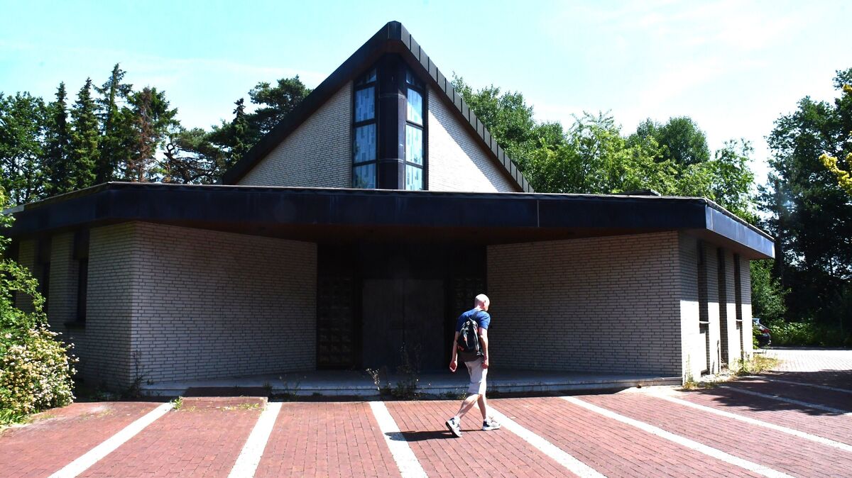 Kein Bedarf mehr für die Nutzung als Kirchengebäude: In Hemmoor steht das ehemalige Gotteshaus seit Jahren leer. Foto: Schröder