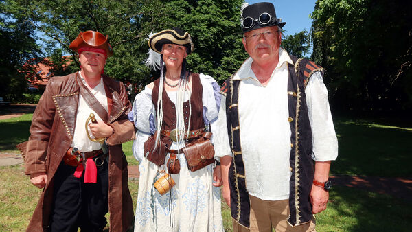 Piratenstimmung beim Gemeindefest in Altenbruch - 50 Jahre "Olenbrooker Schlüsenchor"