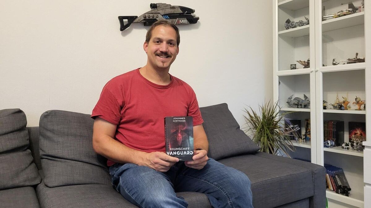Johannes Hartmann mit seinem ersten Roman - nun folgt auch eine Kinderbuchreihe. Foto: Werder