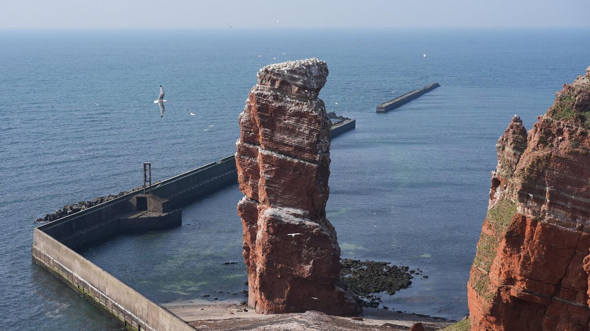 Starker Wind und hohe Wellen sorgen für Einschränkungen im Schiffsverkehr nach Helgoland. Mehrere Verbindungen fallen am Wochenende aus. Foto: Marcus Brandt/dpa