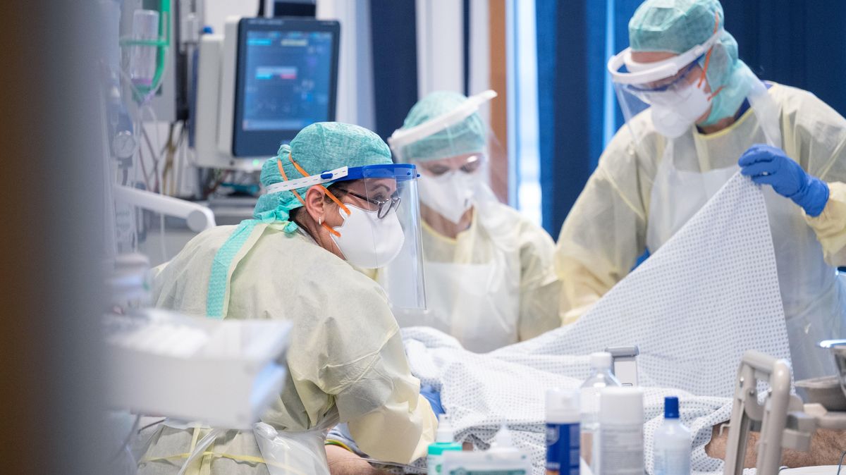 Drei intensivmedizinisch behandelte, mit dem Corona-Virus infizierte Frauen aus Cuxhaven sind verstorben, wie am Donnerstag bekannt gegeben wurde. Foto: Murat/dpa