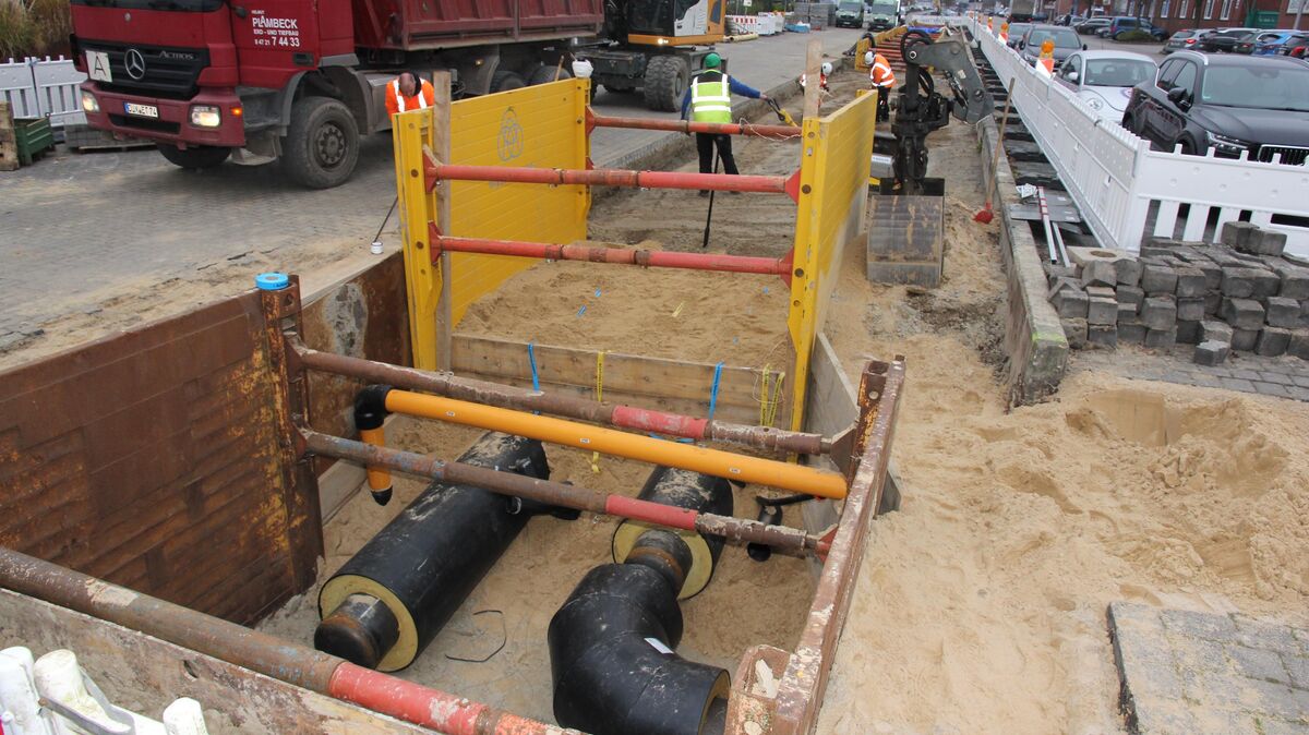 Bis auf Höhe des Restaurants "Fischkiste" ist die Firma Wähler mit der Verlegung der Fernwärmerohre vorangekommen. Spätestens im kommenden Frühjahr soll es auf städtischem Gelände im Bereich der Innenstadt weitergehen, sofern sich dort Kunden anschließen wollen. Foto: Sassen
