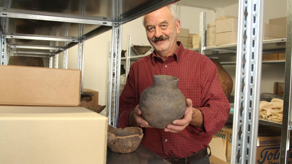 2016 zog Stadtarchäologe Andreas Wendowski-Schünemann aus dem alten Stadtarchiv an der Altenwalder Chaussee in das Museum "Windstärke 10" ein. Mit dabei hatte er 400 Umzugskartons voller Zeugnisse aus Cuxhavens reicher Geschichte. Foto: Reese-Winne