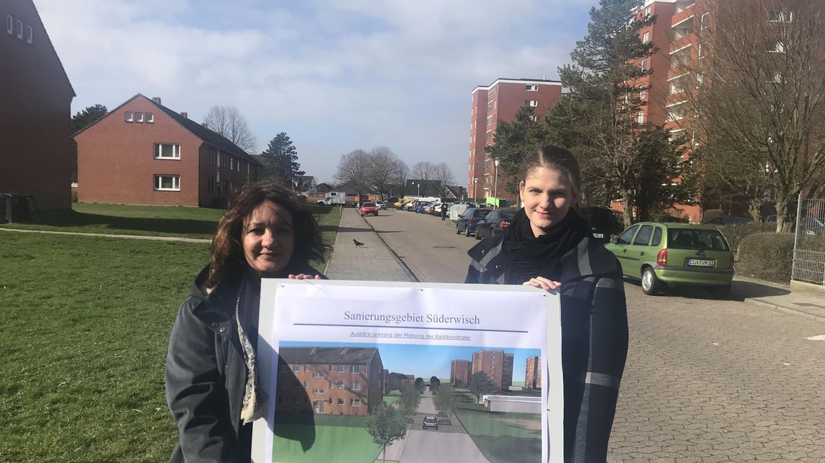 Straßenbauingenieurin Katja Barbion (l.) und Landschaftsarchitektin Detje Zierenberg von der Stadt Cuxhaven zeigen, wo es losgeht und wie es werden soll: Die Küddowstraße, an dieser Stelle künftig Spielstraße, soll unter anderem begrünte Verkehrsinseln und neue Parkflächen bekommen. Foto: Reese-Winne
