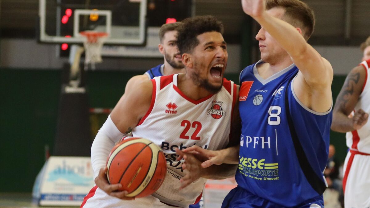 Darron McDuffie (l.) hat sich einige Jahre durch seine kämpferischen Qualitäten in der ersten Mannschaft ausgezeichnet. Nun könnte er als Baskets-Gesellschafter Ärger mit der Justiz bekommen. Foto: Lütt