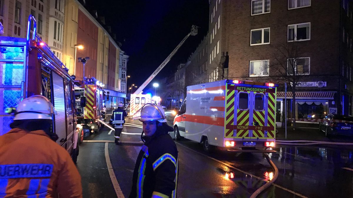 Feuer in der Poststraße 20. Ein Großaufgebot von Einsatzkräften klärt die Lage. Foto: Sassen
