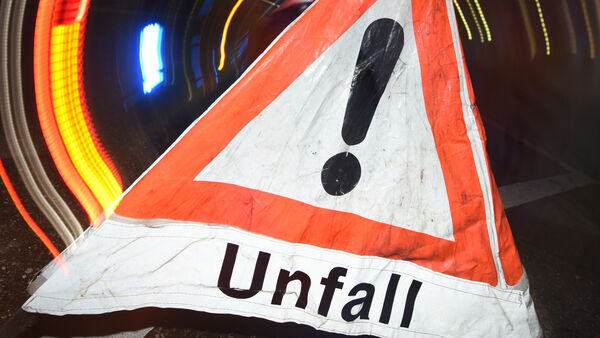 Auto kollidiert in Oberndorf mit Baum: Polizei teilt mutmaßliche Unfallursache mit