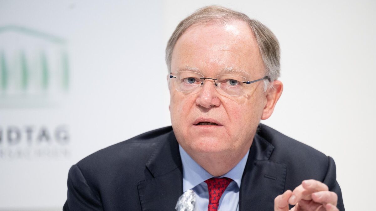 Der niedersächsische Ministerpräsident Stephan Weil (SPD) hat am Freitagnachmittag bekanntgegeben, dass über Weihnachten und Silvester landesweit die Warnstufe 3 gelten werde. Foto: Stratenschulte/dpa