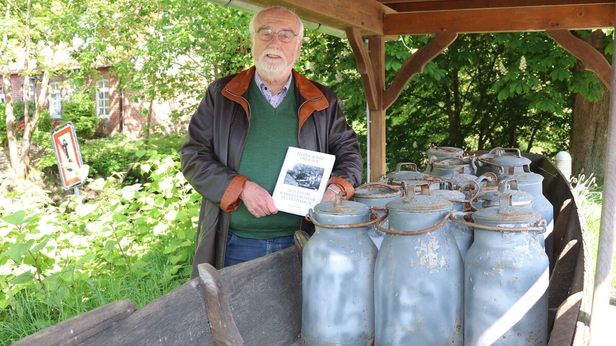 Thomas Kühn hat entscheidend dazu beigetragen, dass es in der Ortsmitte von Ihlienworth ein Flöten-Denkmal gibt. Jetzt hat er seine Erkenntnisse und Recherchen zum historischen Wasserfahrzeug niedergeschrieben. Foto: Mangels