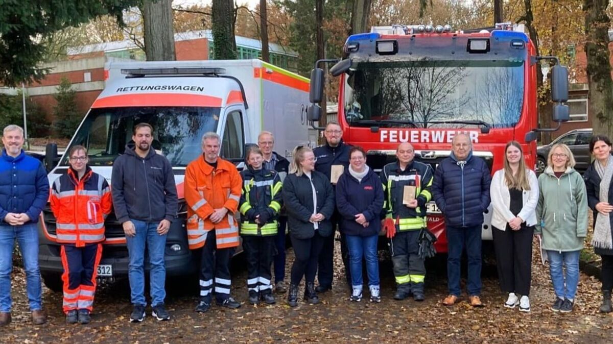 Die Mitwirkenden des Brandschutztages stellen sich für das Gruppenfoto auf. Foto: Feuerwehr