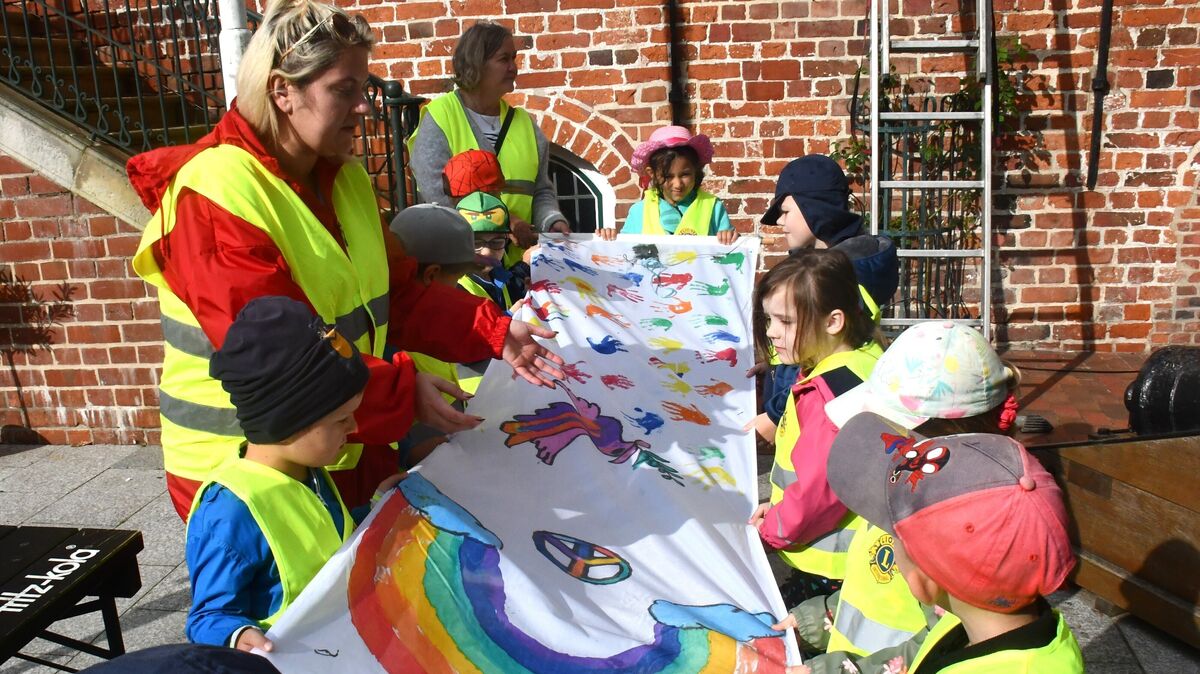 Alle packen gemeinsam an: Jedes Jahr werden die selbstgemalten Flaggen zum Weltkindertag vor dem Otterndorfer Rathaus gehisst. Foto: Grell