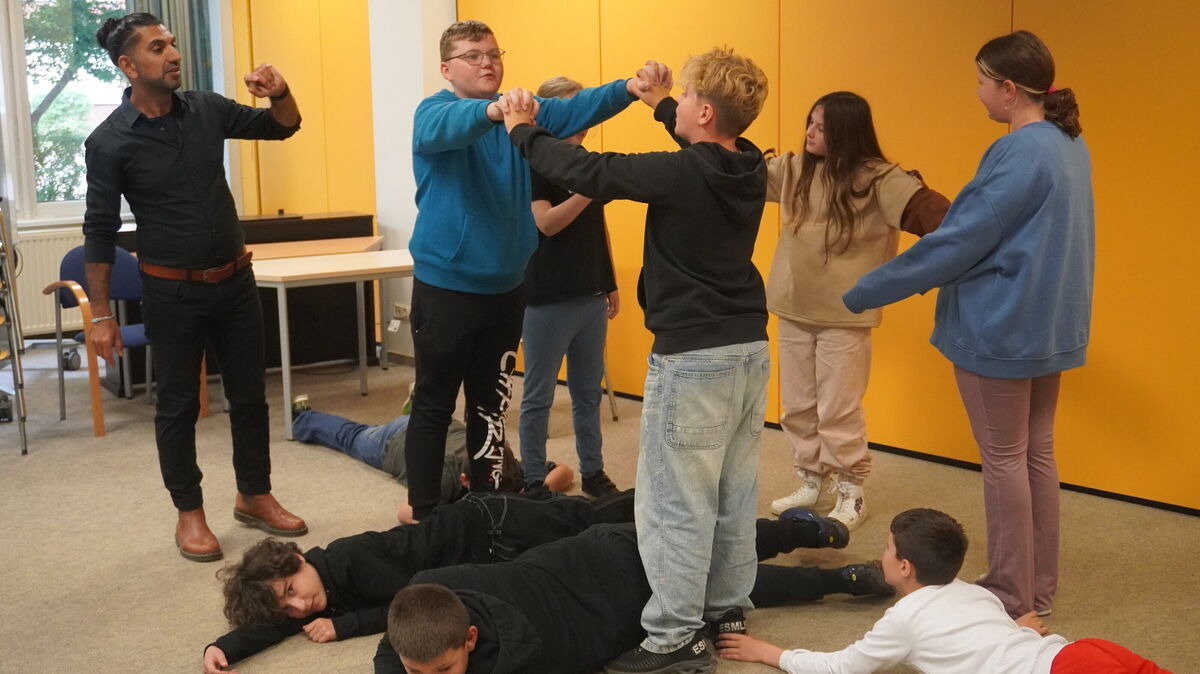 Bei dem Theaterprojekt der Interkulturellen Woche in der Schule Süderwisch führt eine improvisierte Zeitmaschine die Kinder in magische Welten voller Respekt und Mut. Foto: Brettschneider