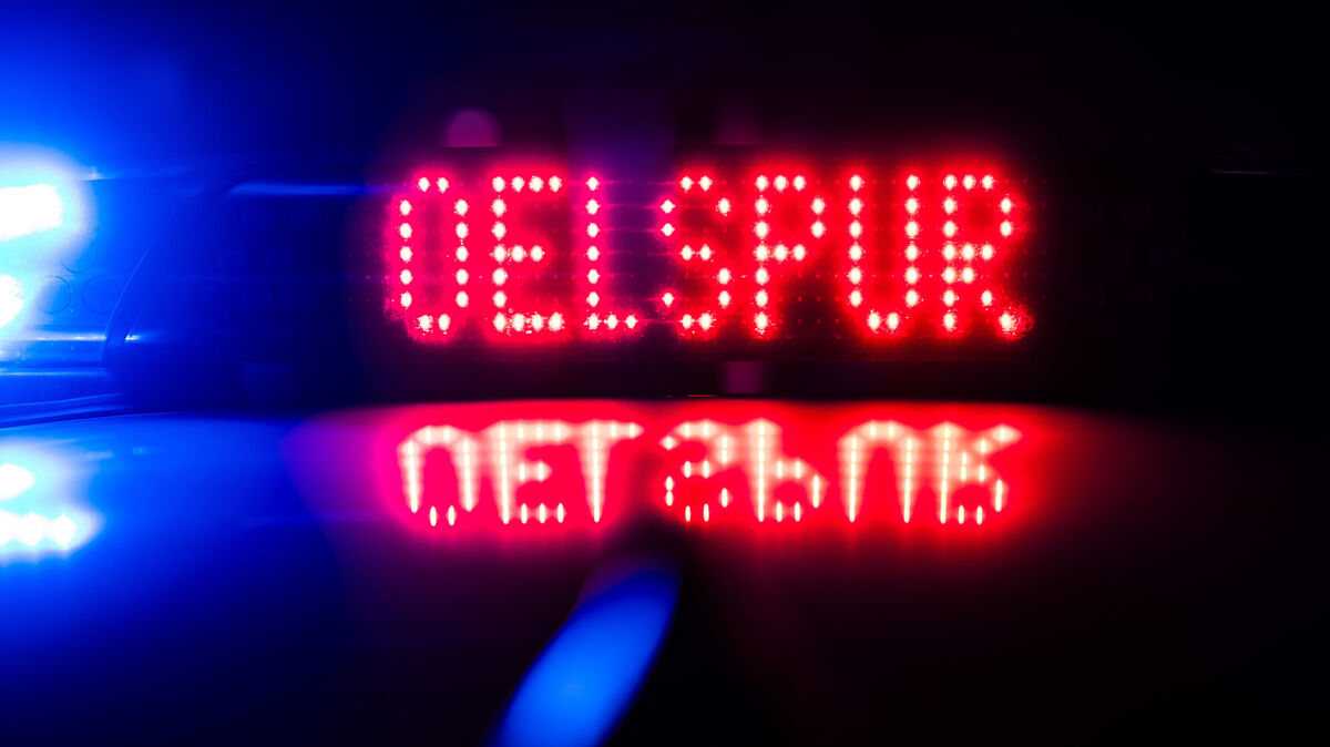 Die Feuerwehr beseitigt eine gefährliche Ölspur auf der B 73 in Neuhaus/Oste. Foto: Robert Michael