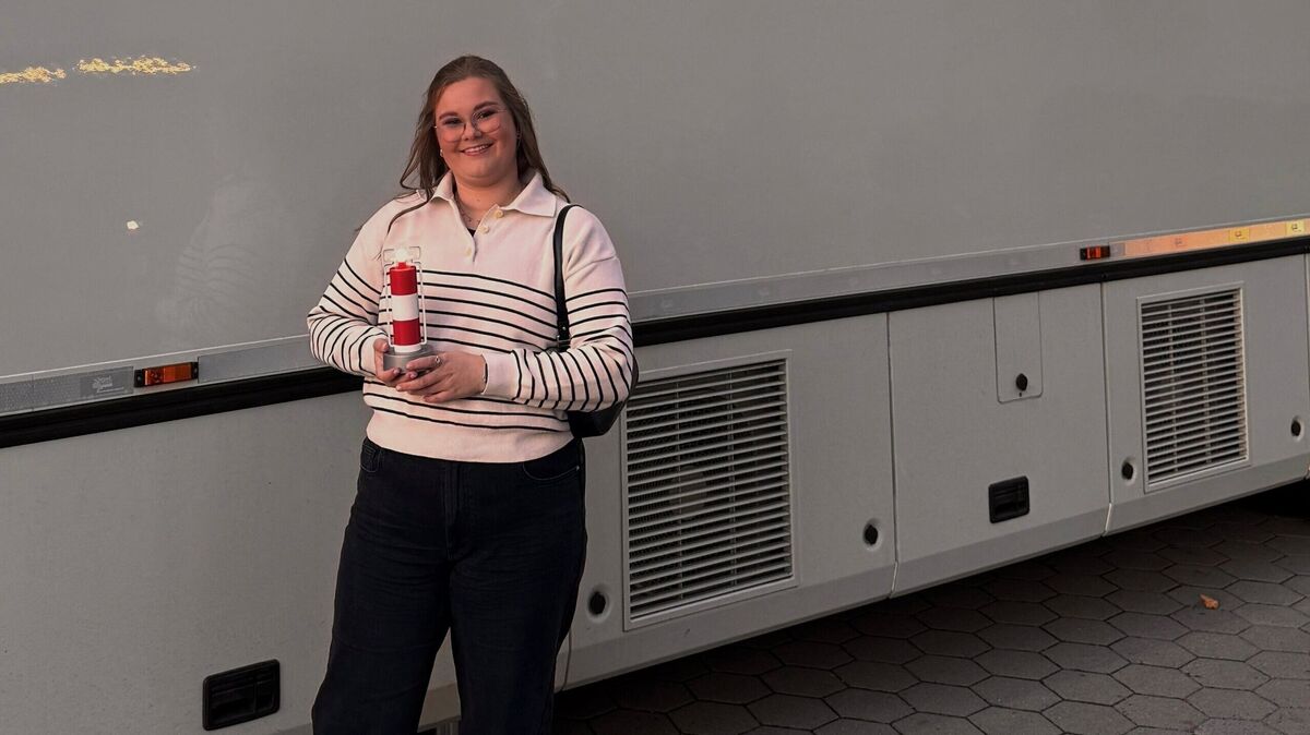 Julia Gamlin posiert für ein Erinnerungsfoto beim NDR-Studio in Hamburg. Foto: privat