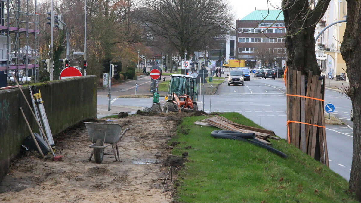 An der Deichstraße in Höhe des Amtsgerichts wurden die alten Gehwegplatten bereits aufgenommen. Sie sollen in Kürze ausgetauscht werden. Foto: Potschka
