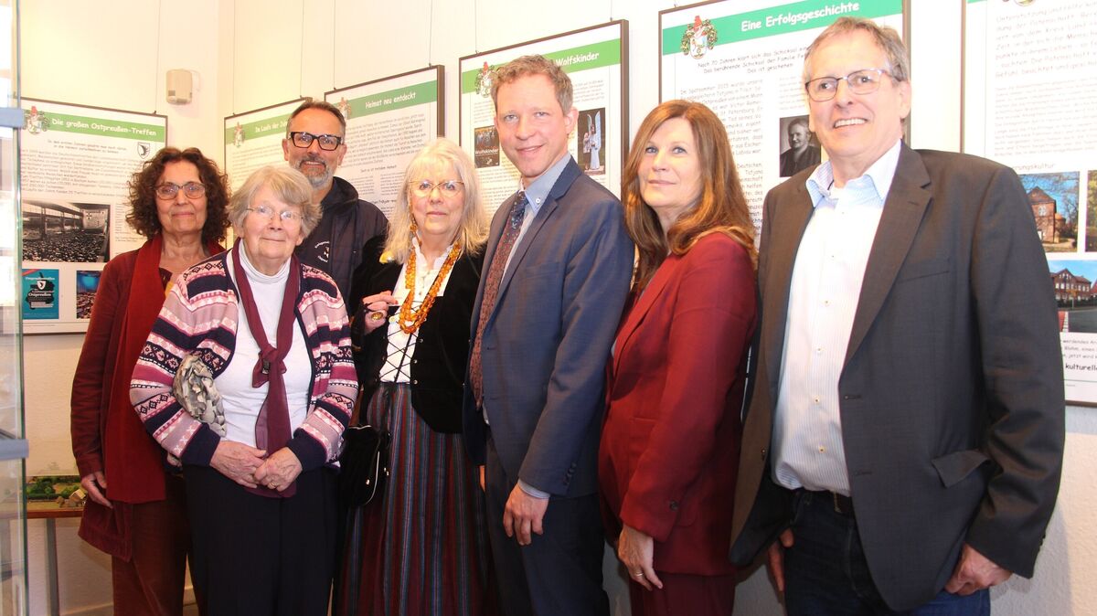 Engagiert für Erinnerungskultur: Sabine van Gemmeren (v.l.), Heinke Lanatowitz, dahinter Maik Schwanemann, Brigitte Stramm, Dr. Christopher Spatz, Katja Bruns-Cordes und Claus Johannßen. Foto: Domke-Feiner