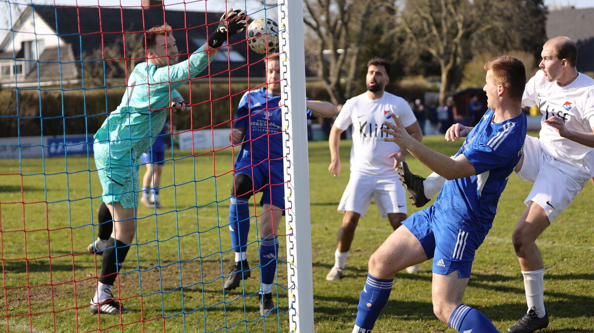Der Geversdorfer Keeper Leon Grimm in Aktion. Der TSV kann das Remis gegen Hollen-Nord durchaus als Erfolg auf dem Weg zur Vize-Meisterschaft ansehen. Foto: Unruh
