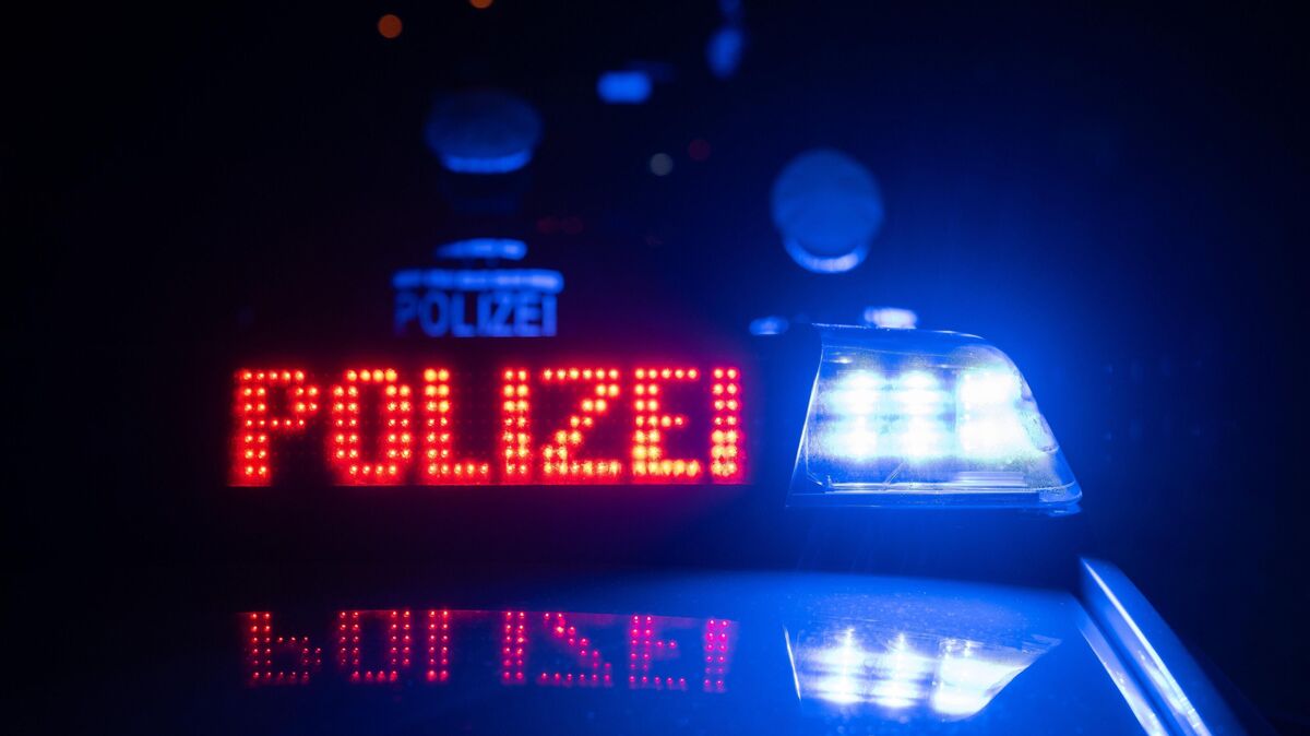 Mit einem Großaufgebot war die Polizei in Stade-Bützfleth vor Ort. Foto: Marijan Murat/dpa